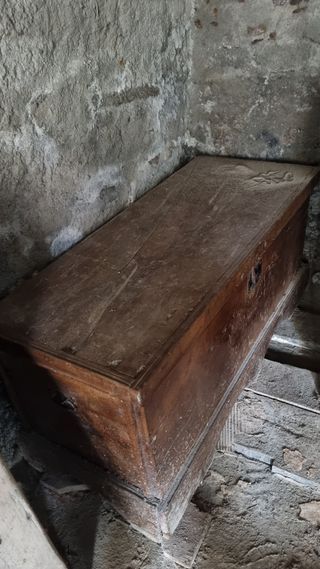 Alacenas, mesitas, arcón, muebles antiguos