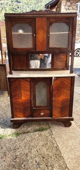Alacenas, mesitas, arcón, muebles antiguos