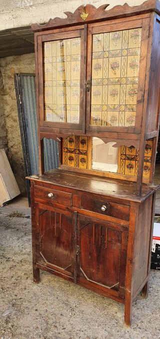 Alacenas, mesitas, arcón, muebles antiguos