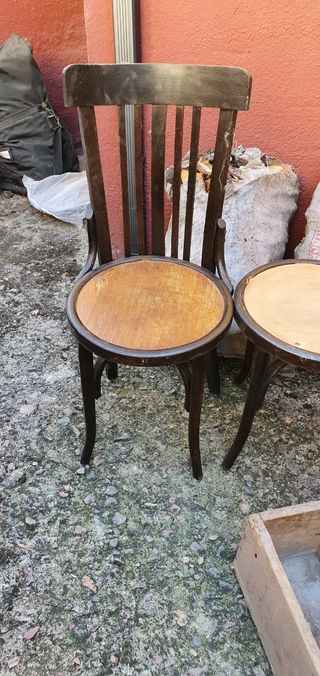 Alacenas, mesitas, arcón, muebles antiguos