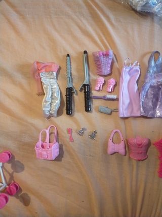 Lote de ropa para Barbie + accesorios