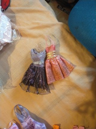 Lote de ropa para Barbie + accesorios
