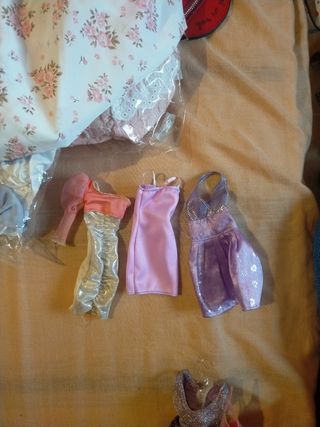 Lote de ropa para Barbie + accesorios