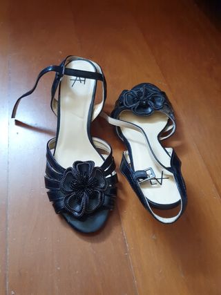 Sandalias tacón con flor