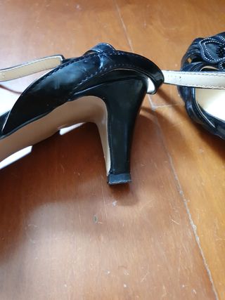 Sandalias tacón con flor