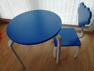 Mesa y silla infantil de madera lacada