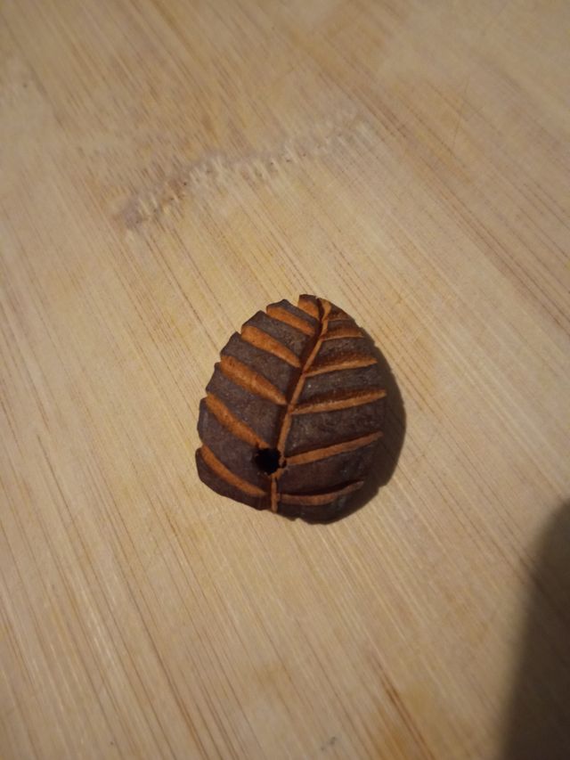 Colgante tallado en forma de hoja