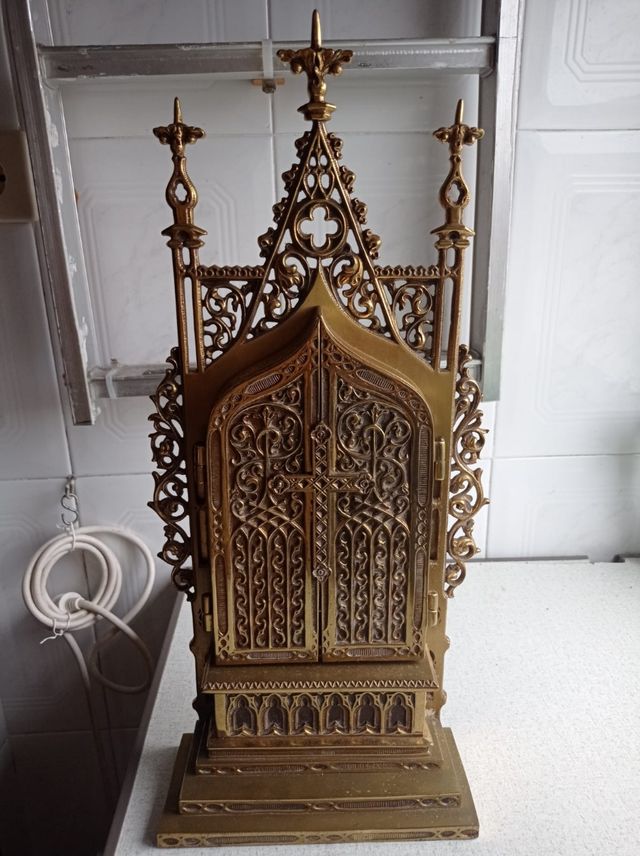 capilla con la Virgen María. bronce