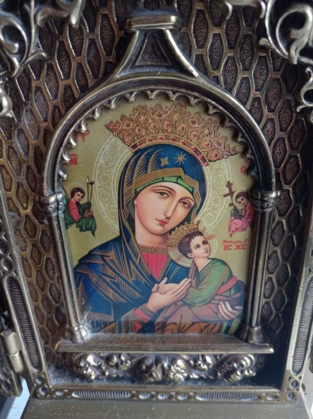 capilla con la Virgen María. bronce