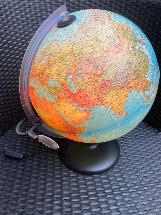 Globo terráqueo con luz