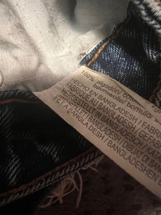 Falda vaquera corta con bajo deshilachado