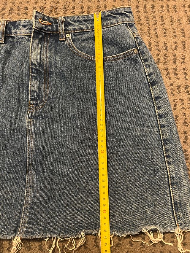 Falda vaquera corta con bajo deshilachado