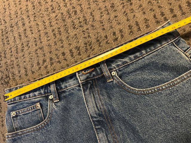 Falda vaquera corta con bajo deshilachado