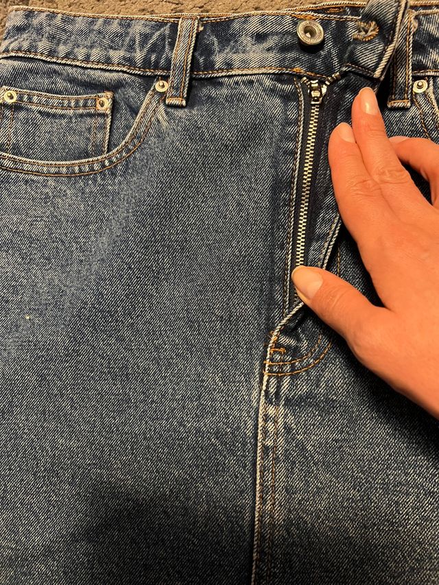 Falda vaquera corta con bajo deshilachado