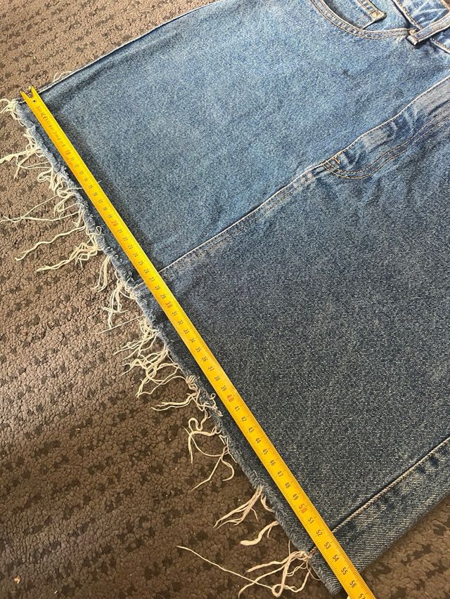 Falda vaquera corta con bajo deshilachado