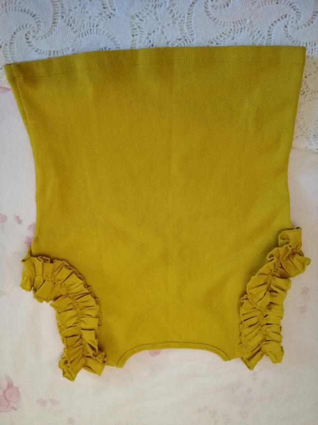 Canotta gialla con volantini