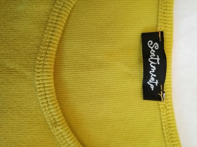 Canotta gialla con volantini