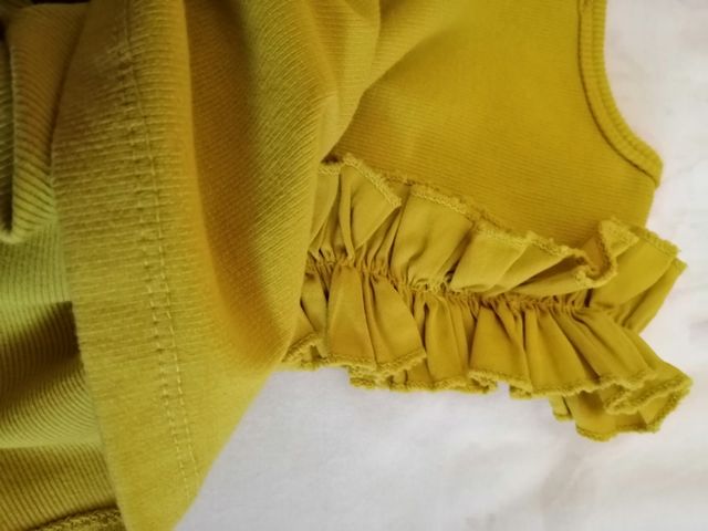 Canotta gialla con volantini