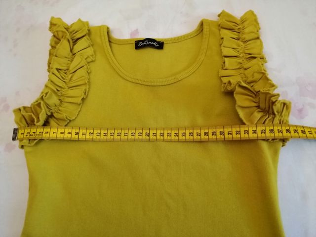 Canotta gialla con volantini