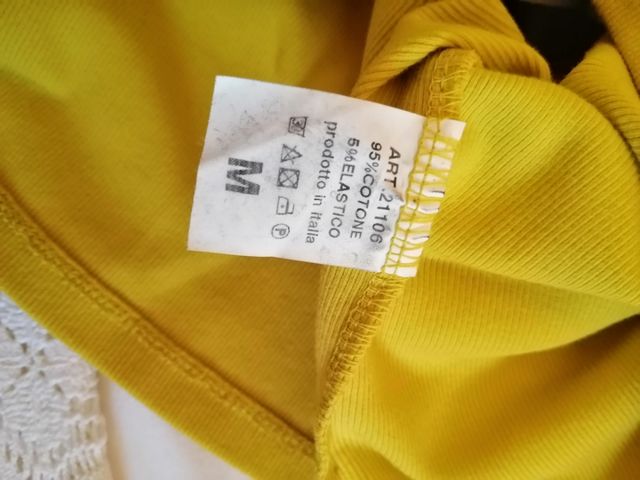 Canotta gialla con volantini