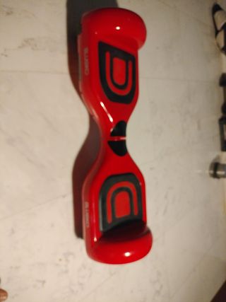Hoverboard bluoko rojo junto a su cargador