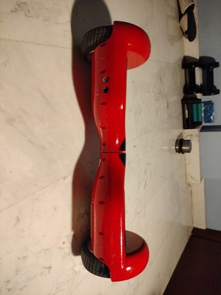 Hoverboard bluoko rojo junto a su cargador