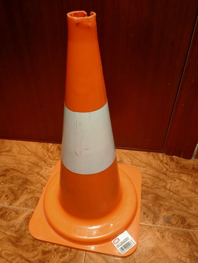 Cono naranja con banda blanca