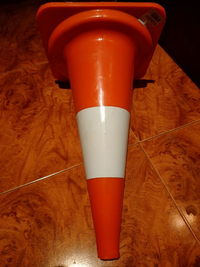 Cono naranja con banda blanca