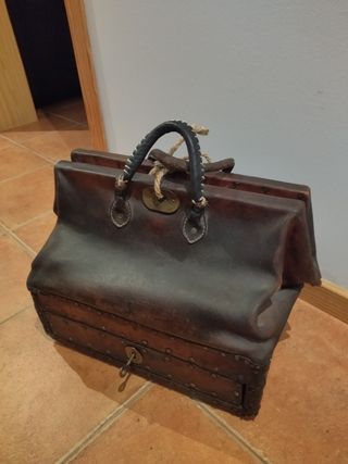 Maletín antiguo de cuero con un cajón