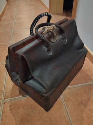 Maletín antiguo de cuero con un cajón