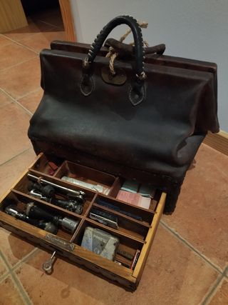 Maletín antiguo de cuero con un cajón