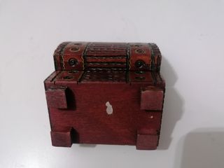 Pequeño baúl de madera