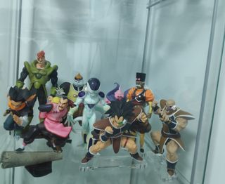 Se vende pack de figuras de dragon ball.
