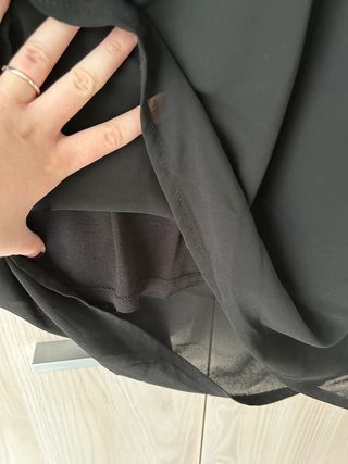 Abito nero elegante con maniche 3/4 velate