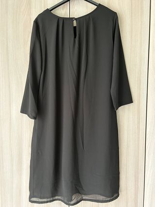 Abito nero elegante con maniche 3/4 velate