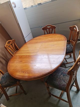 Mesa de madera maciza con sillas