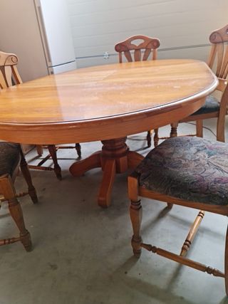 Mesa de madera maciza con sillas