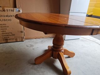 Mesa de madera maciza con sillas