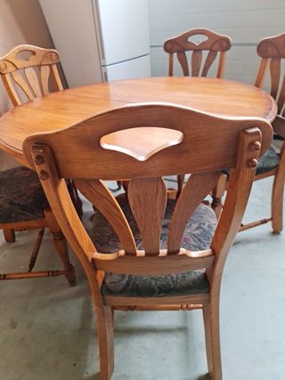 Mesa de madera maciza con sillas