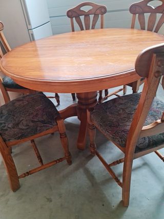 Mesa de madera maciza con sillas