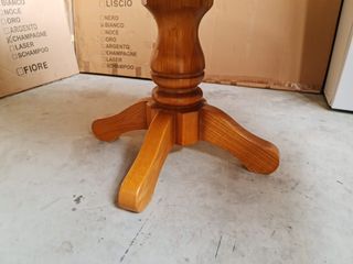 Mesa de madera maciza con sillas