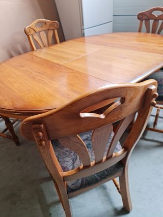 Mesa de madera maciza con sillas
