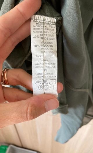 Abito verde militare con scollo ampio