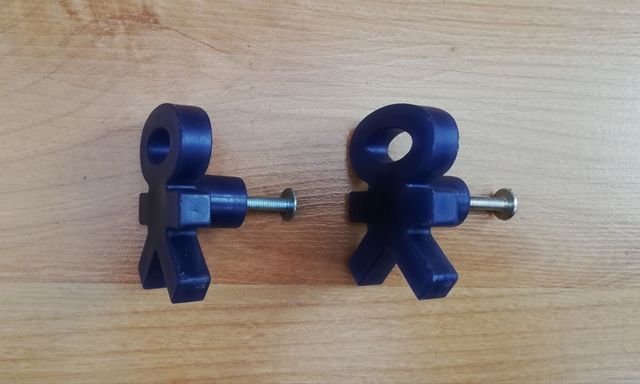 Tirador con figura de monigote.