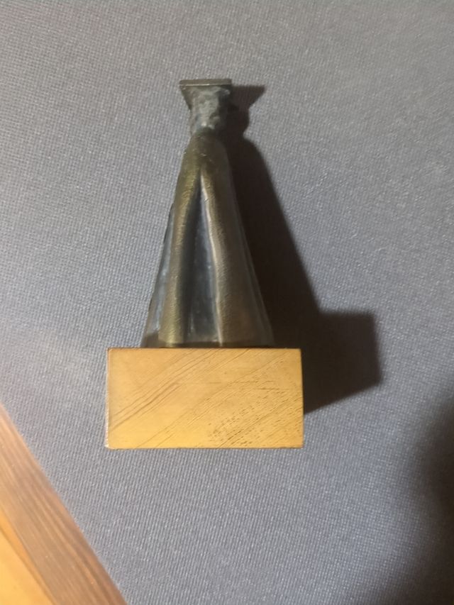 ESTATUILLA "EL GRADUADO"