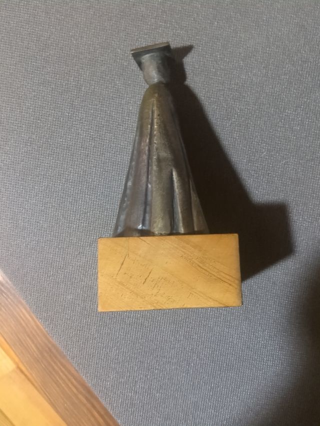 ESTATUILLA "EL GRADUADO"