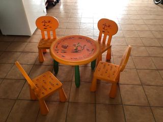 Mesa y sillas