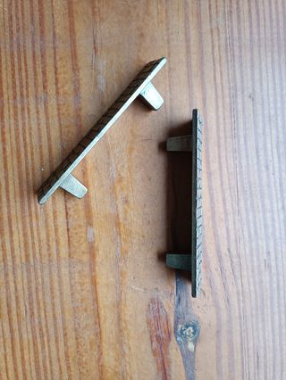 Tiradores color laton envejecido.