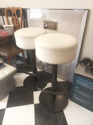 Dos taburetes de cuero y hierro