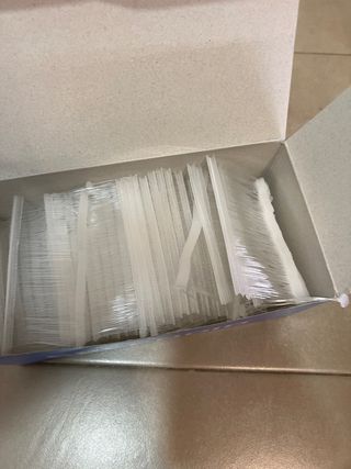 caja fijacion de etiquetas ropa